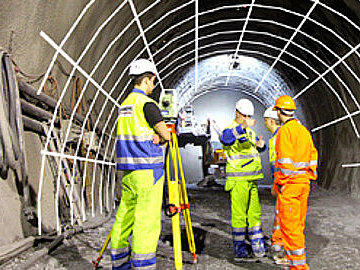Amberg Technologies – Vermessung – Geomatik – Digitale Infrastruktur – Bahntechnik – Amberg Rail – Gleisvermessung – Gleisinspektion – Gleisdokumentation – Gleisgeometrie EN 13848 – Railway Track Survey – Railway Track As-Built – Railway Track Measurement – Track Measurement Trolley – Railway Track Alignment – Track Defects – Track Documentation – Track Cant Measurement – Track Gauge Measurement – Slab Track Adjustment – Slab Track Acceptance – Railway Tamping Measurement – Structural Gauging – Railway Track Clearance – Clearance Analysis – Dynamische Durchfahrtsräume – Dynamic Clearance – Dynamic Envelope – IMU – Inertial Measurement Unit – Tunnelbau – Amberg Tunnel – Tunnelvermessung & Monitoring – Tunnel Laser Scanning – Tunnelprofile – Tunnel Excavation Control – TBM – Drill and Blast – Shotcrete – Spritzbeton – Geophysik – Amberg TSP – Tunnel Seismic Prediction – Geological Forecasting – Fault Detection – Rock Mass – Impact Hammer – Continuous Forecasting – Digitale Zwillinge – Präzisionsmessung – Monitoring-Lösungen – Civil Engineering – Innovation im Untertagebau – High-Accuracy Surveying Systems
