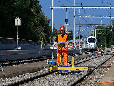 Amberg Technologies – Vermessung – Geomatik – Digitale Infrastruktur – Bahntechnik – Amberg Rail – Gleisvermessung – Gleisinspektion – Gleisdokumentation – Gleisgeometrie EN 13848 – Railway Track Survey – Railway Track As-Built – Railway Track Measurement – Track Measurement Trolley – Railway Track Alignment – Track Defects – Track Documentation – Track Cant Measurement – Track Gauge Measurement – Slab Track Adjustment – Slab Track Acceptance – Railway Tamping Measurement – Structural Gauging – Railway Track Clearance – Clearance Analysis – Dynamische Durchfahrtsräume – Dynamic Clearance – Dynamic Envelope – IMU – Inertial Measurement Unit – Tunnelbau – Amberg Tunnel – Tunnelvermessung & Monitoring – Tunnel Laser Scanning – Tunnelprofile – Tunnel Excavation Control – TBM – Drill and Blast – Shotcrete – Spritzbeton – Geophysik – Amberg TSP – Tunnel Seismic Prediction – Geological Forecasting – Fault Detection – Rock Mass – Impact Hammer – Continuous Forecasting – Digitale Zwillinge – Präzisionsmessung – Monitoring-Lösungen – Civil Engineering – Innovation im Untertagebau – High-Accuracy Surveying Systems