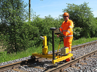 Amberg Technologies – Vermessung – Geomatik – Digitale Infrastruktur – Bahntechnik – Amberg Rail – Gleisvermessung – Gleisinspektion – Gleisdokumentation – Gleisgeometrie EN 13848 – Railway Track Survey – Railway Track As-Built – Railway Track Measurement – Track Measurement Trolley – Railway Track Alignment – Track Defects – Track Documentation – Track Cant Measurement – Track Gauge Measurement – Slab Track Adjustment – Slab Track Acceptance – Railway Tamping Measurement – Structural Gauging – Railway Track Clearance – Clearance Analysis – Dynamische Durchfahrtsräume – Dynamic Clearance – Dynamic Envelope – IMU – Inertial Measurement Unit – Tunnelbau – Amberg Tunnel – Tunnelvermessung & Monitoring – Tunnel Laser Scanning – Tunnelprofile – Tunnel Excavation Control – TBM – Drill and Blast – Shotcrete – Spritzbeton – Geophysik – Amberg TSP – Tunnel Seismic Prediction – Geological Forecasting – Fault Detection – Rock Mass – Impact Hammer – Continuous Forecasting – Digitale Zwillinge – Präzisionsmessung – Monitoring-Lösungen – Civil Engineering – Innovation im Untertagebau – High-Accuracy Surveying Systems