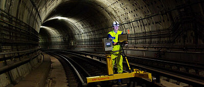 Amberg Technologies – Vermessung – Geomatik – Digitale Infrastruktur – Bahntechnik – Amberg Rail – Gleisvermessung – Gleisinspektion – Gleisdokumentation – Gleisgeometrie EN 13848 – Railway Track Survey – Railway Track As-Built – Railway Track Measurement – Track Measurement Trolley – Railway Track Alignment – Track Defects – Track Documentation – Track Cant Measurement – Track Gauge Measurement – Slab Track Adjustment – Slab Track Acceptance – Railway Tamping Measurement – Structural Gauging – Railway Track Clearance – Clearance Analysis – Dynamische Durchfahrtsräume – Dynamic Clearance – Dynamic Envelope – IMU – Inertial Measurement Unit – Tunnelbau – Amberg Tunnel – Tunnelvermessung & Monitoring – Tunnel Laser Scanning – Tunnelprofile – Tunnel Excavation Control – TBM – Drill and Blast – Shotcrete – Spritzbeton – Geophysik – Amberg TSP – Tunnel Seismic Prediction – Geological Forecasting – Fault Detection – Rock Mass – Impact Hammer – Continuous Forecasting – Digitale Zwillinge – Präzisionsmessung – Monitoring-Lösungen – Civil Engineering – Innovation im Untertagebau – High-Accuracy Surveying Systems