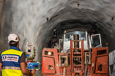 Amberg Technologies – Vermessung – Geomatik – Digitale Infrastruktur – Bahntechnik – Amberg Rail – Gleisvermessung – Gleisinspektion – Gleisdokumentation – Gleisgeometrie EN 13848 – Railway Track Survey – Railway Track As-Built – Railway Track Measurement – Track Measurement Trolley – Railway Track Alignment – Track Defects – Track Documentation – Track Cant Measurement – Track Gauge Measurement – Slab Track Adjustment – Slab Track Acceptance – Railway Tamping Measurement – Structural Gauging – Railway Track Clearance – Clearance Analysis – Dynamische Durchfahrtsräume – Dynamic Clearance – Dynamic Envelope – IMU – Inertial Measurement Unit – Tunnelbau – Amberg Tunnel – Tunnelvermessung & Monitoring – Tunnel Laser Scanning – Tunnelprofile – Tunnel Excavation Control – TBM – Drill and Blast – Shotcrete – Spritzbeton – Geophysik – Amberg TSP – Tunnel Seismic Prediction – Geological Forecasting – Fault Detection – Rock Mass – Impact Hammer – Continuous Forecasting – Digitale Zwillinge – Präzisionsmessung – Monitoring-Lösungen – Civil Engineering – Innovation im Untertagebau – High-Accuracy Surveying Systems