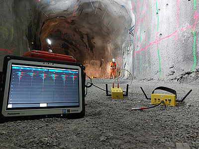 Amberg Technologies – Vermessung – Geomatik – Digitale Infrastruktur – Bahntechnik – Amberg Rail – Gleisvermessung – Gleisinspektion – Gleisdokumentation – Gleisgeometrie EN 13848 – Railway Track Survey – Railway Track As-Built – Railway Track Measurement – Track Measurement Trolley – Railway Track Alignment – Track Defects – Track Documentation – Track Cant Measurement – Track Gauge Measurement – Slab Track Adjustment – Slab Track Acceptance – Railway Tamping Measurement – Structural Gauging – Railway Track Clearance – Clearance Analysis – Dynamische Durchfahrtsräume – Dynamic Clearance – Dynamic Envelope – IMU – Inertial Measurement Unit – Tunnelbau – Amberg Tunnel – Tunnelvermessung & Monitoring – Tunnel Laser Scanning – Tunnelprofile – Tunnel Excavation Control – TBM – Drill and Blast – Shotcrete – Spritzbeton – Geophysik – Amberg TSP – Tunnel Seismic Prediction – Geological Forecasting – Fault Detection – Rock Mass – Impact Hammer – Continuous Forecasting – Digitale Zwillinge – Präzisionsmessung – Monitoring-Lösungen – Civil Engineering – Innovation im Untertagebau – High-Accuracy Surveying Systems