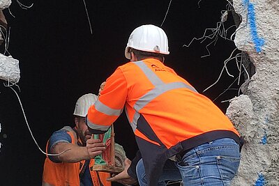 Amberg Group - BIM - BIM Building Information Modeling - BIM für Infrastrukturplanung - BIM Modell - CAD - Datamanagement - Digital Twin - Digitaler Tunnel - Digitaler Zwilling - Digitaler Zwilling Logistik - Digitales Bauen - Digitalisierung - Digitalisierung Baustelle - Digitalisierung Industrie 4.0 - Digitalisierung Logistik - IOT - Unterhaltsarbeiten - Zustandserfassung - Zustandserfassung Betonbauwerke - Zustandserfassung Verkehrsflächen - Bauwesen - Geomatik - Hochbau - Tiefbau - Infrastruktur - Infrastrukturplanung - Infrastrukturbau - Infrastrukturbauten - Infrastrukturplanung mit BIM - Instandsetzung - Kommunale Infrastruktur - Öffentliche Infrastruktur - Personenverkehr - Schiene - Strasse - Strassenbau - Strategische Infrastrukturplanung - Verkehrsentwicklung - Verkehrsinfrastruktur - Vermessung - Vernetzte Mobilität - Baustellenlogistik - Baustellenmanagement - Transportlogistik - City Hub - Stadtlogistik - Bauwerksmonitoring - GeoMonitoring - Objektüberwachung - Schadensbewertung - Software für Objektüberwachung - Nachhaltigkeit - Green Farming - Lärmschutz - Restwassernutzung - Architektur - Design - Facility Management - Gebäudetechnik - Hochbau - Innenarchitektur - Landschaftsarchitektur - Liegenschaftsverwaltung - Stadtentwicklung - Stadtplanung - Städtebau - Smart City - Smart City Hub - Smart City Projekte - Tunnel - Tunnelbau - Tunnelunterhalt - Untertagebau - Versorgungsinfrastruktur - Energie - CO2 Neutral - Solarenergie - Windenergie - Wasser - Abwasser - Versorgungsmanagement - Sicherheitsmanagement - Eventlocation - Seminarraum - Teambuilding - Firmenausflug - Hochzeitslocation - Catering Optionen - Prüfungen - Testlabor - Materialprüfung - Qualitätskontrolle - Hagerbach Test Gallery - BIM - BIM Building Information Modeling - BIM for infrastructure planning - BIM Model - CAD - Data Management - Digital Twin - Digital Tunnel - Digital Twin Logistics - Digital Construction - Digitalisation - Digitalisation construction site - Digitalisation industry 4.0 - IoT - Maintenance work - Condition assessment - Concrete structure monitoring - Traffic surface assessment - Civil engineering - Geomatics - Building construction - Infrastructure - Infrastructure planning - Infrastructure construction - Infrastructure projects - Infrastructure planning with BIM - Renovation - Public infrastructure - Urban infrastructure - Rail - Road - Road construction - Strategic infrastructure planning - Traffic development - Transport infrastructure - Surveying - Connected mobility - Construction site logistics - Construction management - Transport logistics - City Hub - City logistics - Structural monitoring - GeoMonitoring - Object monitoring - Damage assessment - Monitoring software - Sustainability - Green Farming - Noise protection - Wastewater reuse - Architecture - Design - Facility Management - Building technology - Building maintenance - Interior design - Landscape architecture - Real estate management - Urban development - City planning - Urban planning - Smart City - Smart City hub - Smart City projects - Tunnel - Tunnel construction - Tunnel maintenance - Underground construction - Supply infrastructure - Energy - CO2 Neutral - Solar energy - Wind energy - Water - Wastewater - Supply management - Safety management - Event location - Seminar room - Team building - Corporate excursion - Wedding venue - Catering options - Laboratory services - Material testing - Quality control - Hagerbach Test Gallery