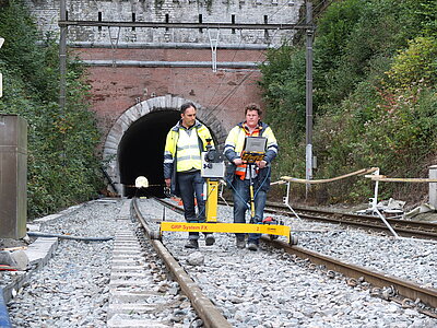 Amberg Technologies – Vermessung – Geomatik – Digitale Infrastruktur – Bahntechnik – Amberg Rail – Gleisvermessung – Gleisinspektion – Gleisdokumentation – Gleisgeometrie EN 13848 – Railway Track Survey – Railway Track As-Built – Railway Track Measurement – Track Measurement Trolley – Railway Track Alignment – Track Defects – Track Documentation – Track Cant Measurement – Track Gauge Measurement – Slab Track Adjustment – Slab Track Acceptance – Railway Tamping Measurement – Structural Gauging – Railway Track Clearance – Clearance Analysis – Dynamische Durchfahrtsräume – Dynamic Clearance – Dynamic Envelope – IMU – Inertial Measurement Unit – Tunnelbau – Amberg Tunnel – Tunnelvermessung & Monitoring – Tunnel Laser Scanning – Tunnelprofile – Tunnel Excavation Control – TBM – Drill and Blast – Shotcrete – Spritzbeton – Geophysik – Amberg TSP – Tunnel Seismic Prediction – Geological Forecasting – Fault Detection – Rock Mass – Impact Hammer – Continuous Forecasting – Digitale Zwillinge – Präzisionsmessung – Monitoring-Lösungen – Civil Engineering – Innovation im Untertagebau – High-Accuracy Surveying Systems
